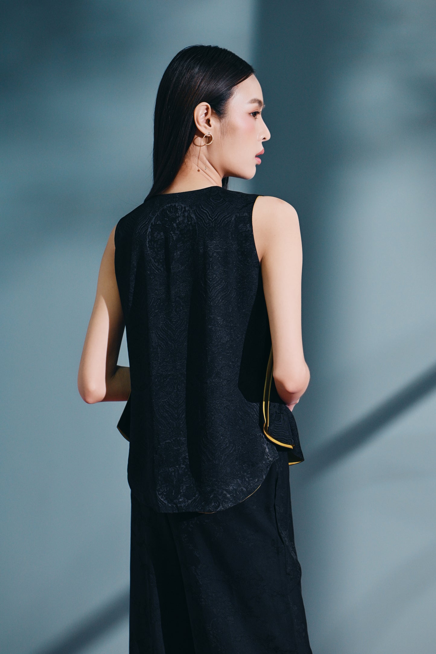 Qí mén Asymmetrical Sleveless Top