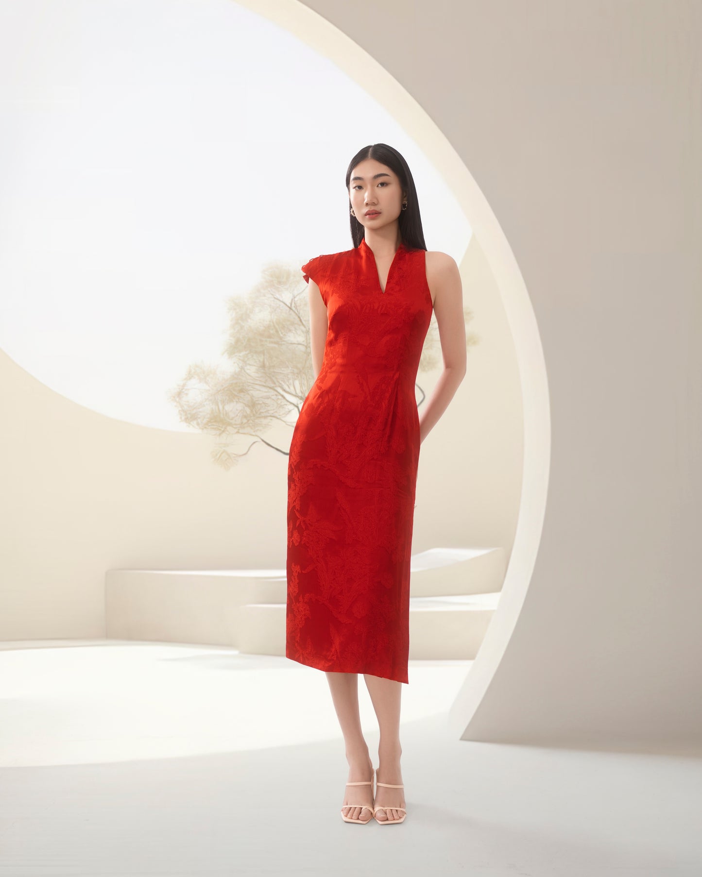 Pû Tién Qipao in red jacquard
