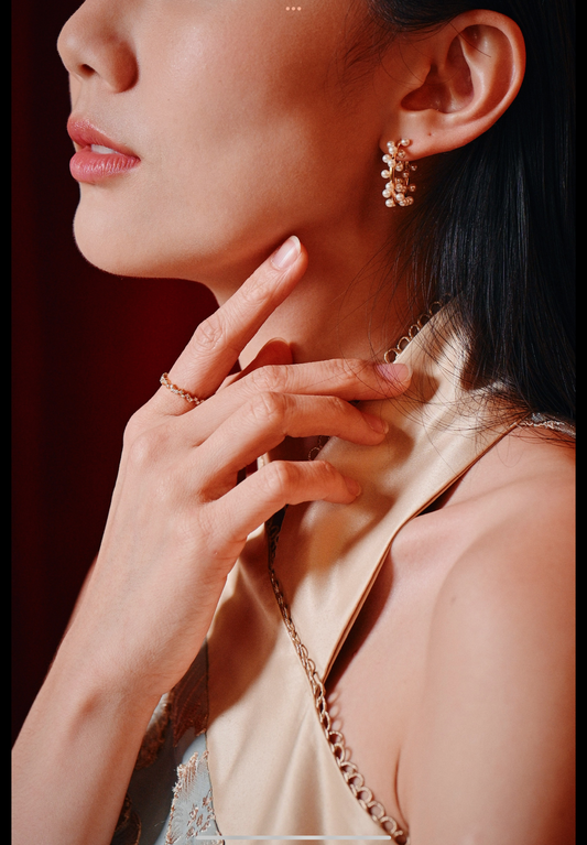 Hoop earring with pearl details ER006