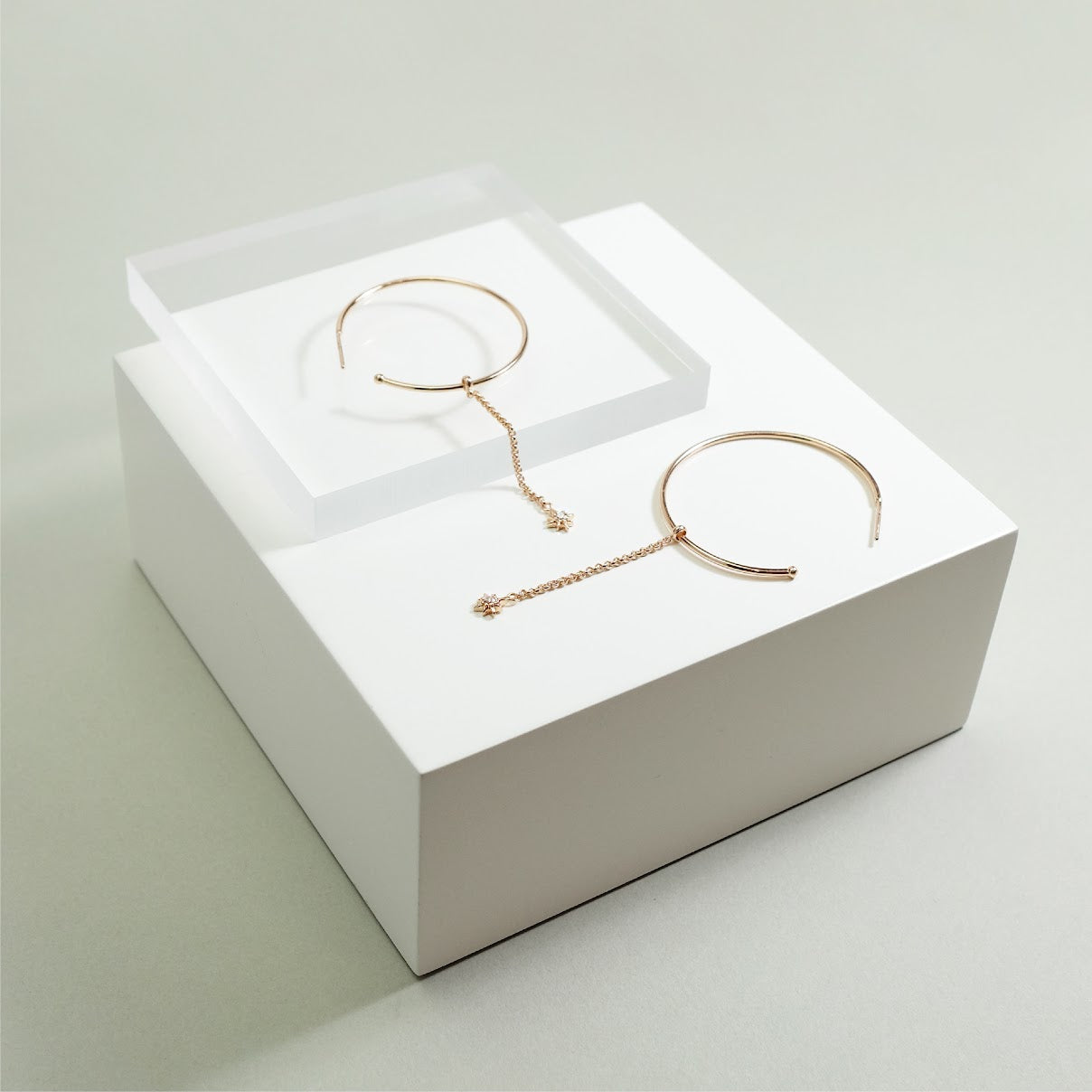 Hoop earring with dangling crystal ER009