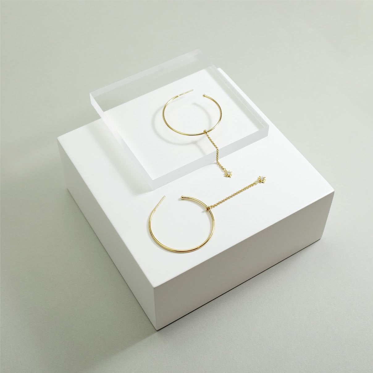 Hoop earring with dangling crystal ER009