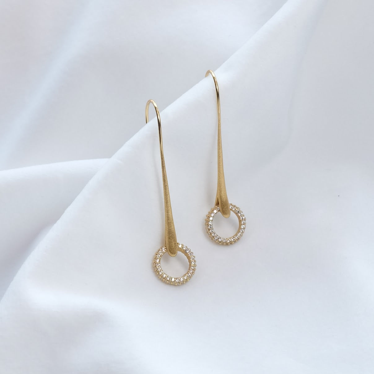 Dangle earring with pavé crystal doughnut ER004