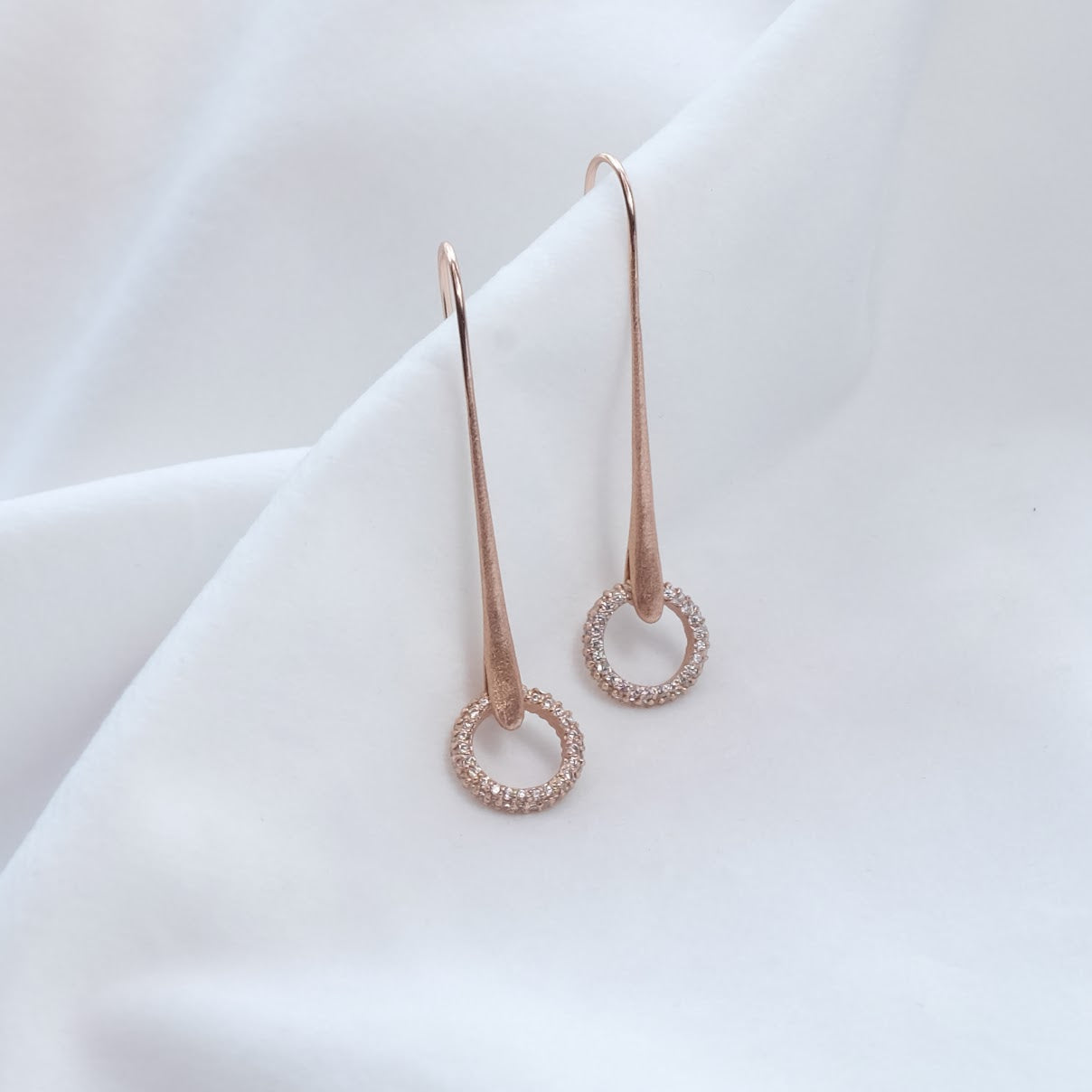 Dangle earring with pavé crystal doughnut ER004