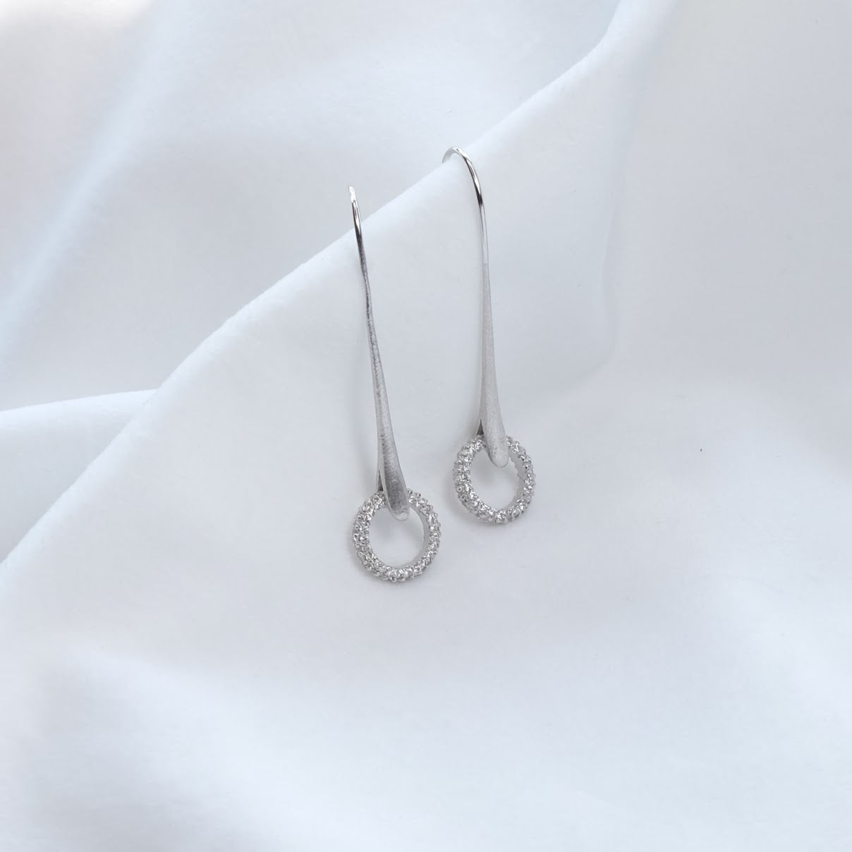 Dangle earring with pavé crystal doughnut ER004
