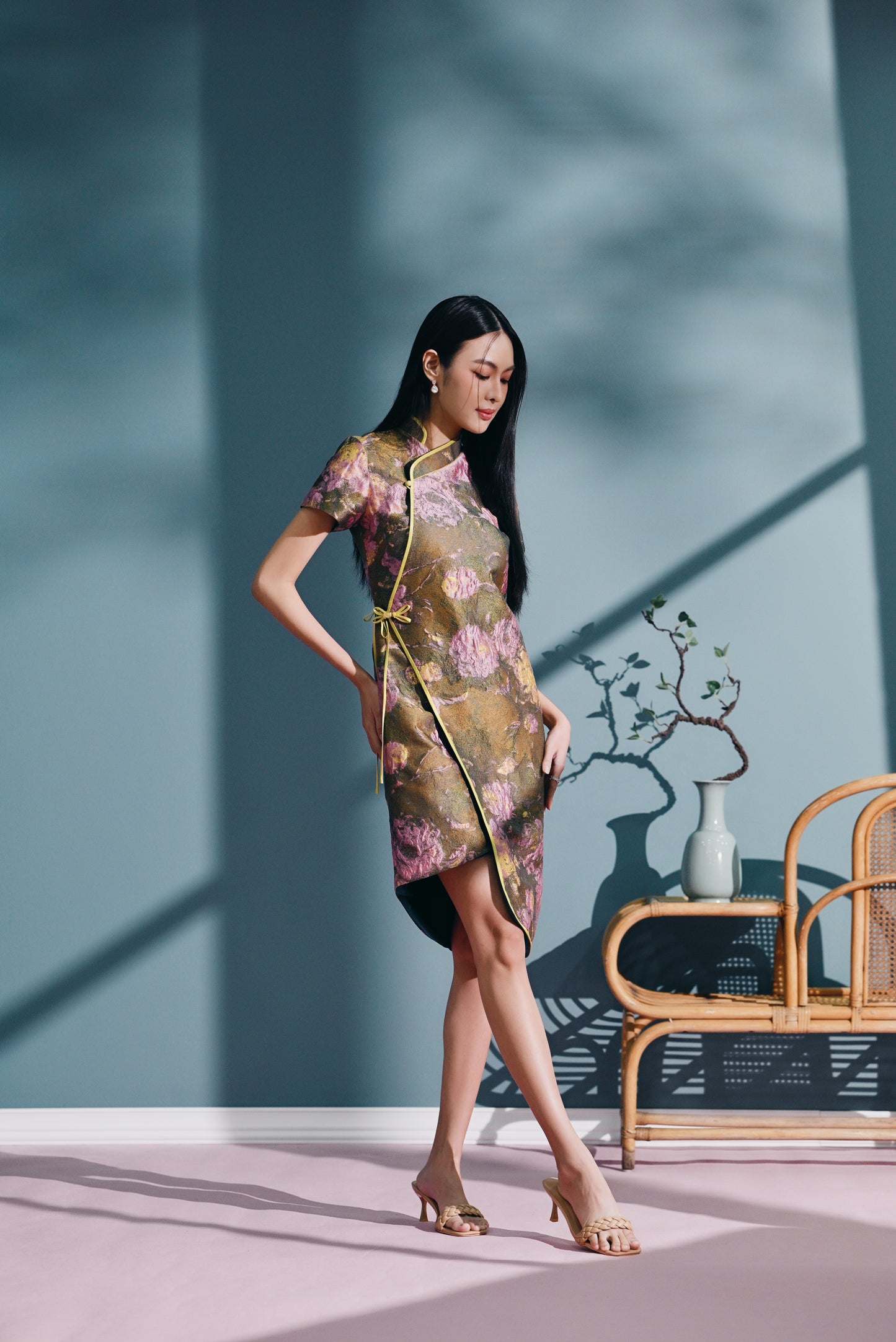 Wǔ Yí wrap Qipao in Brocade