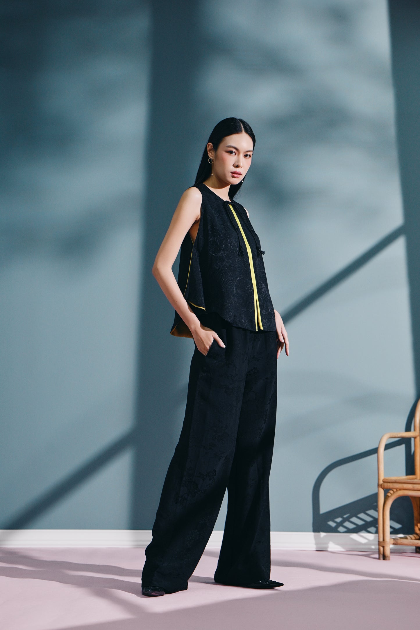 Qí mén Asymmetrical Sleveless Top