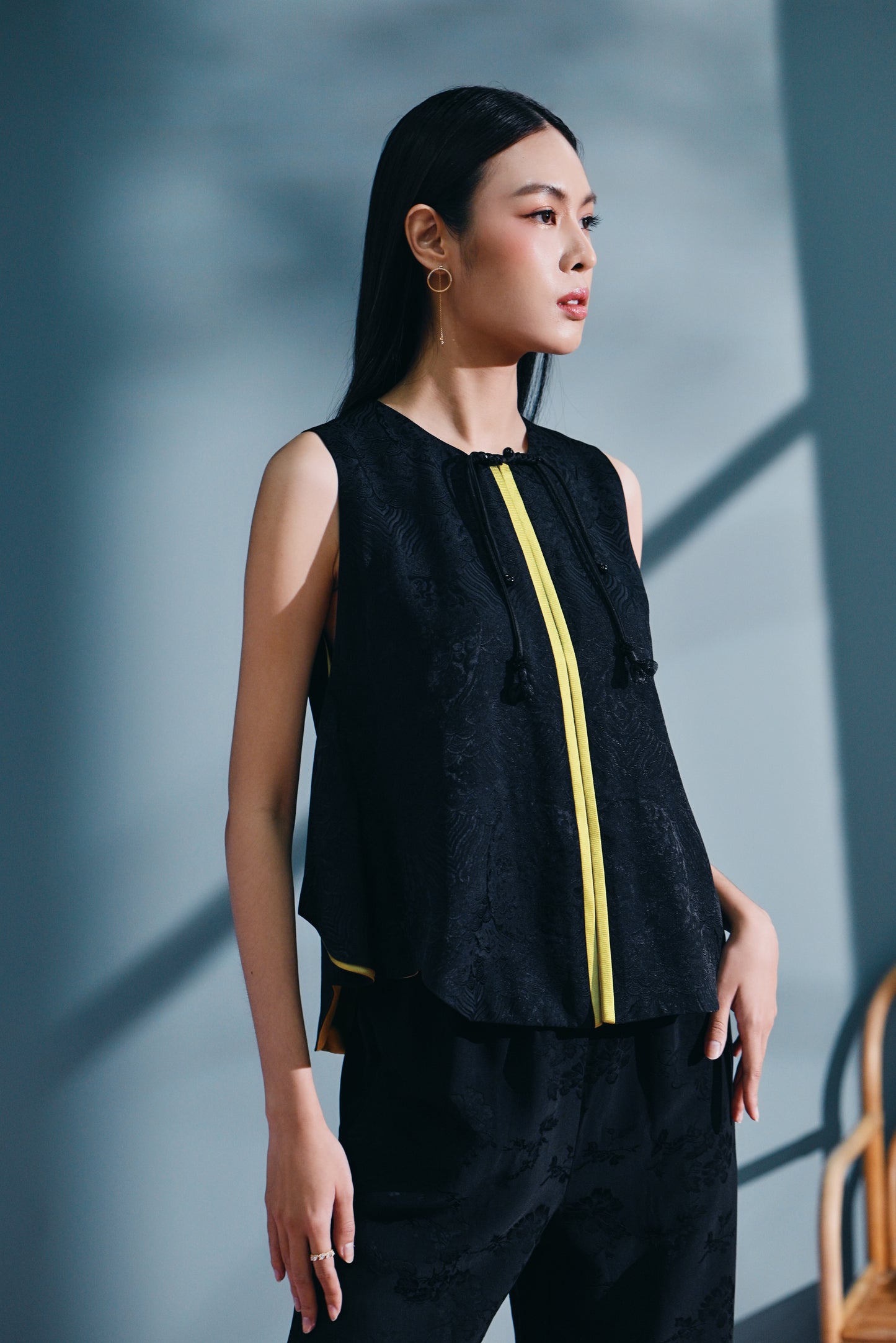 Qí mén Asymmetrical Sleveless Top
