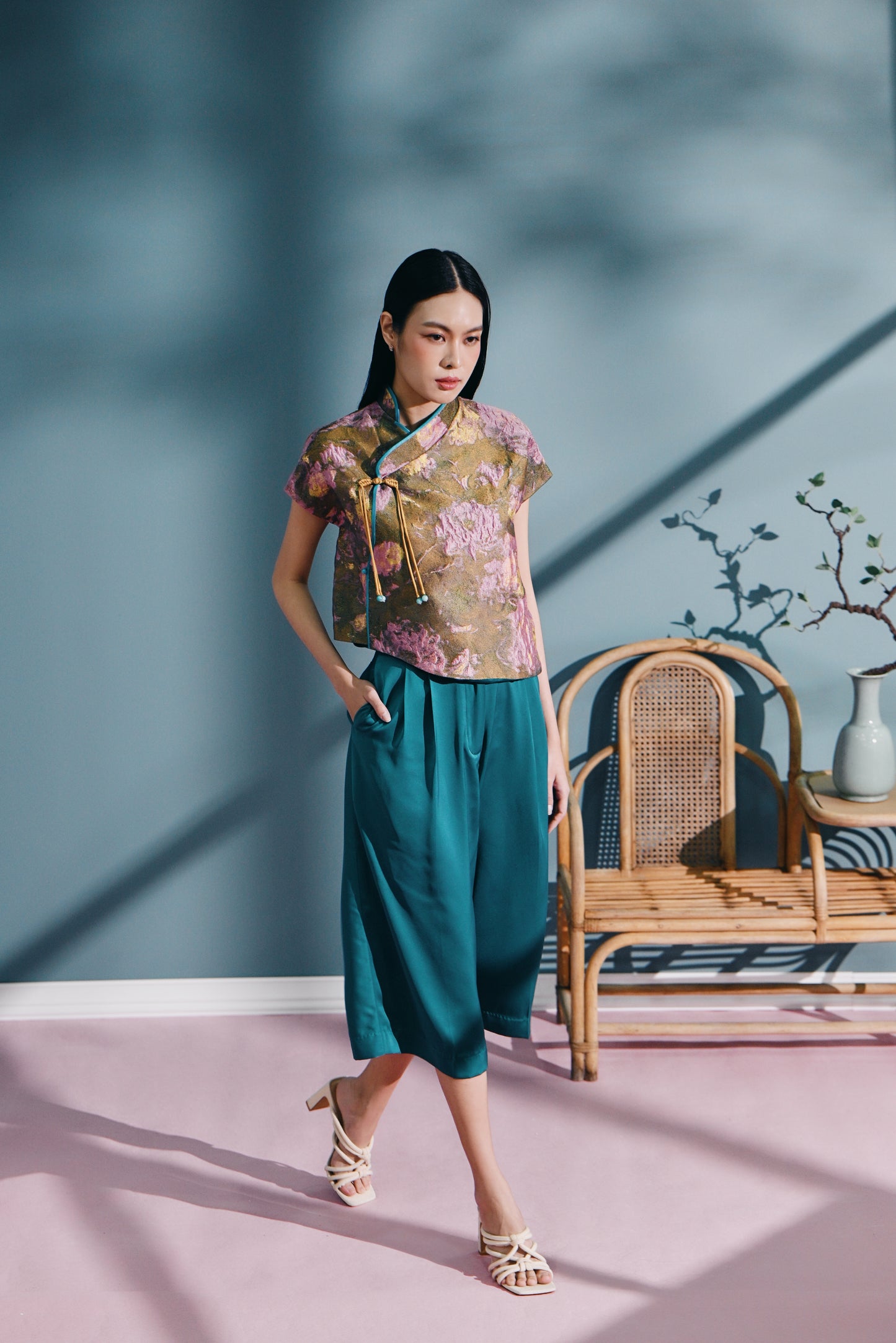 Bǎi Hé Kimono cap sleeve wrap wtop in Brocade