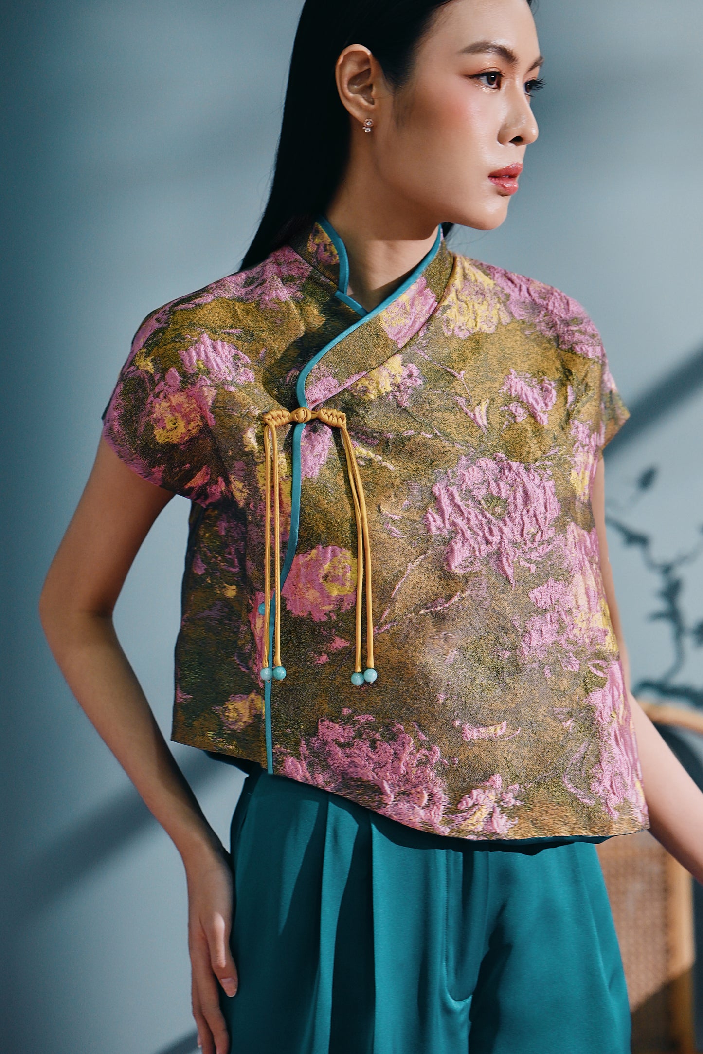 Bǎi Hé Kimono cap sleeve wrap wtop in Brocade