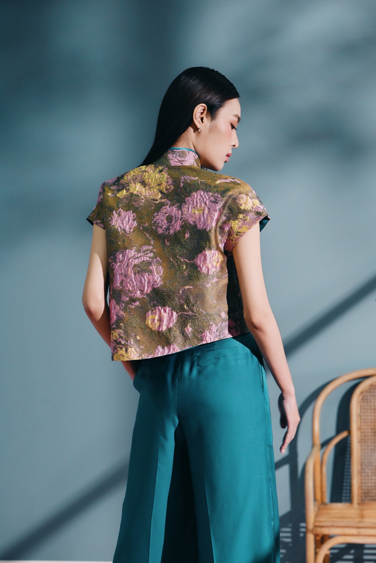 Bǎi Hé Kimono cap sleeve wrap wtop in Brocade