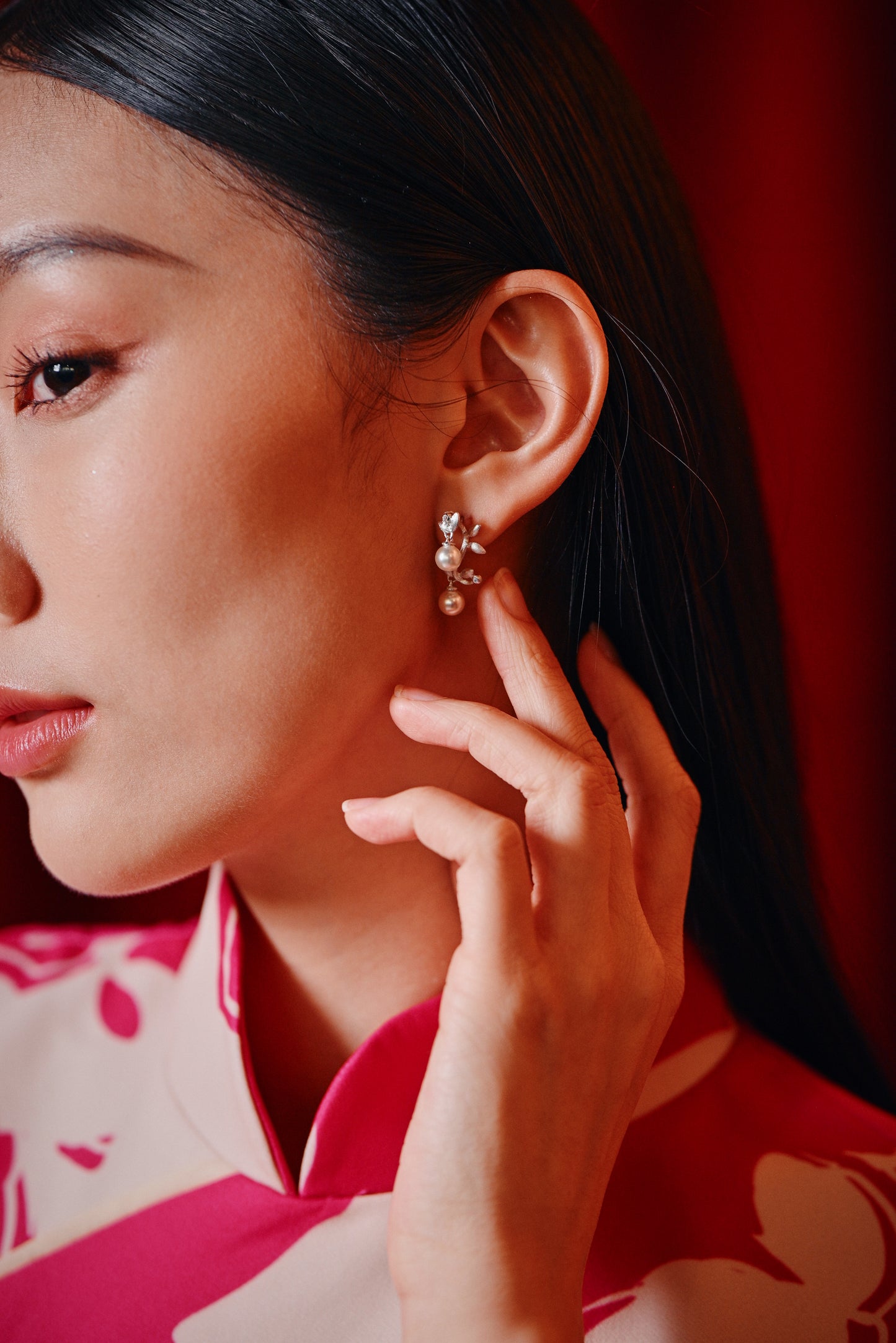 Leaf motif earring with pearl details ER005
