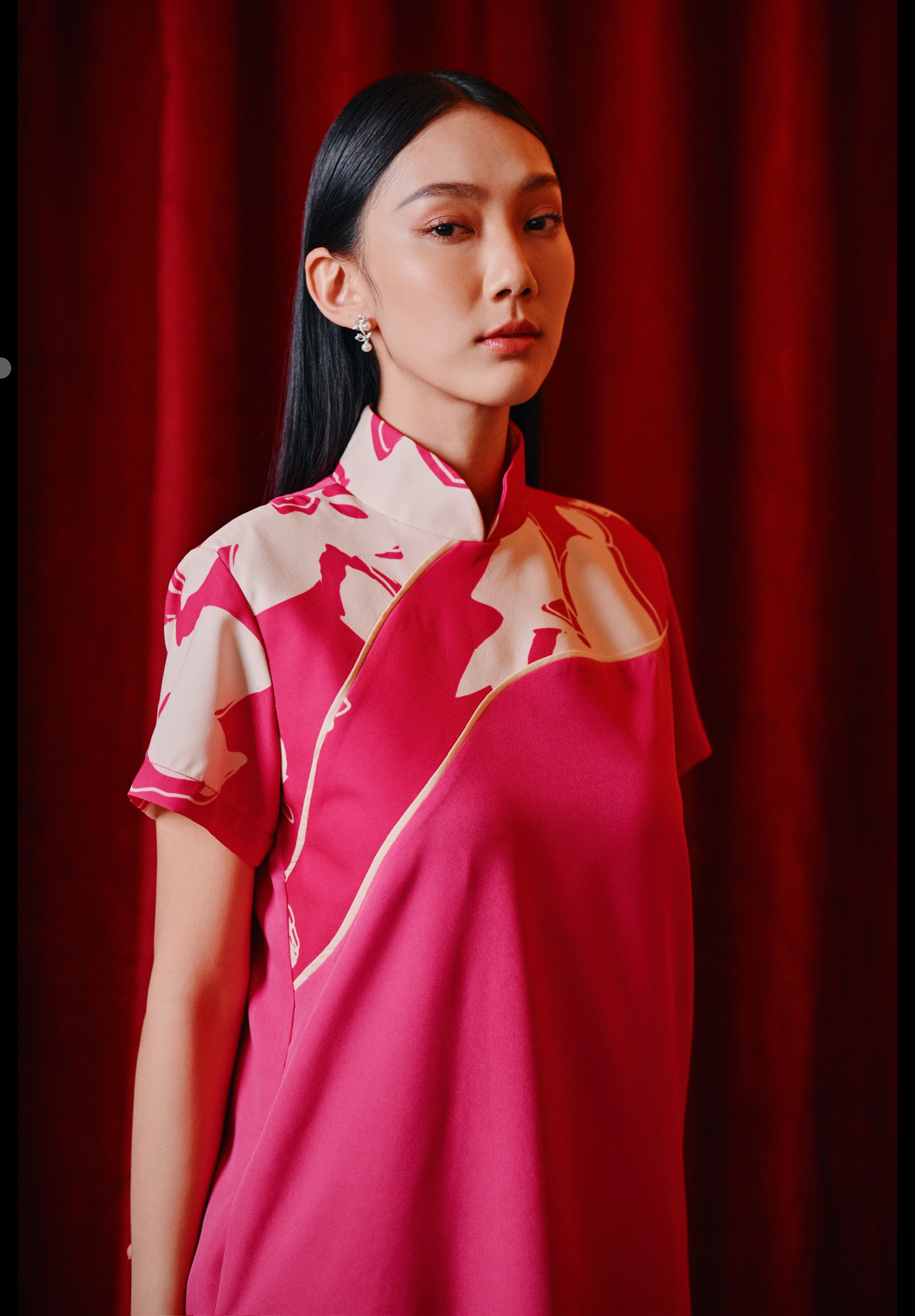 YÌ loose fit Qipao in fuchsia crepe