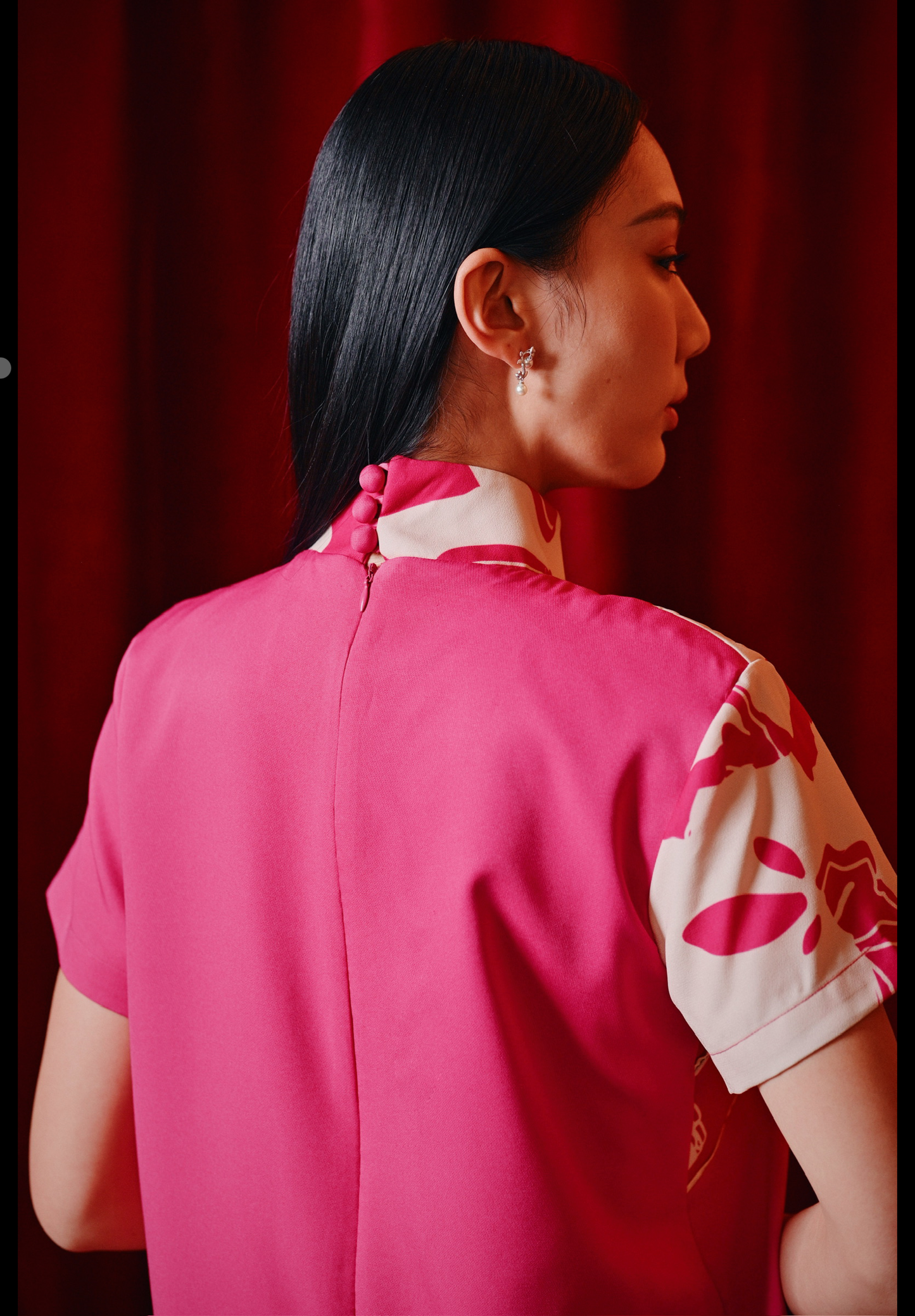 YÌ loose fit Qipao in fuchsia crepe