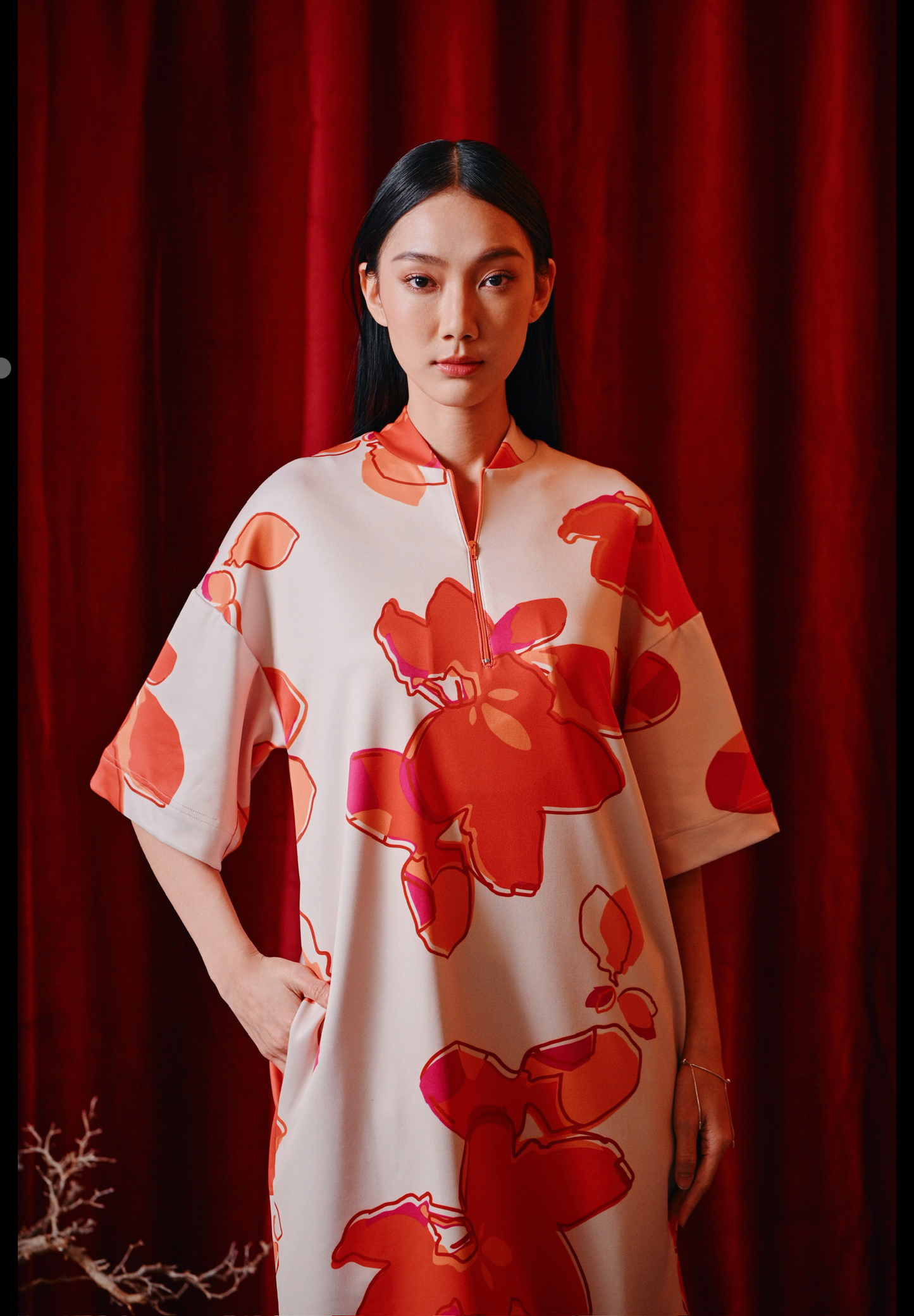 Xīn loose fit dress in red floral print