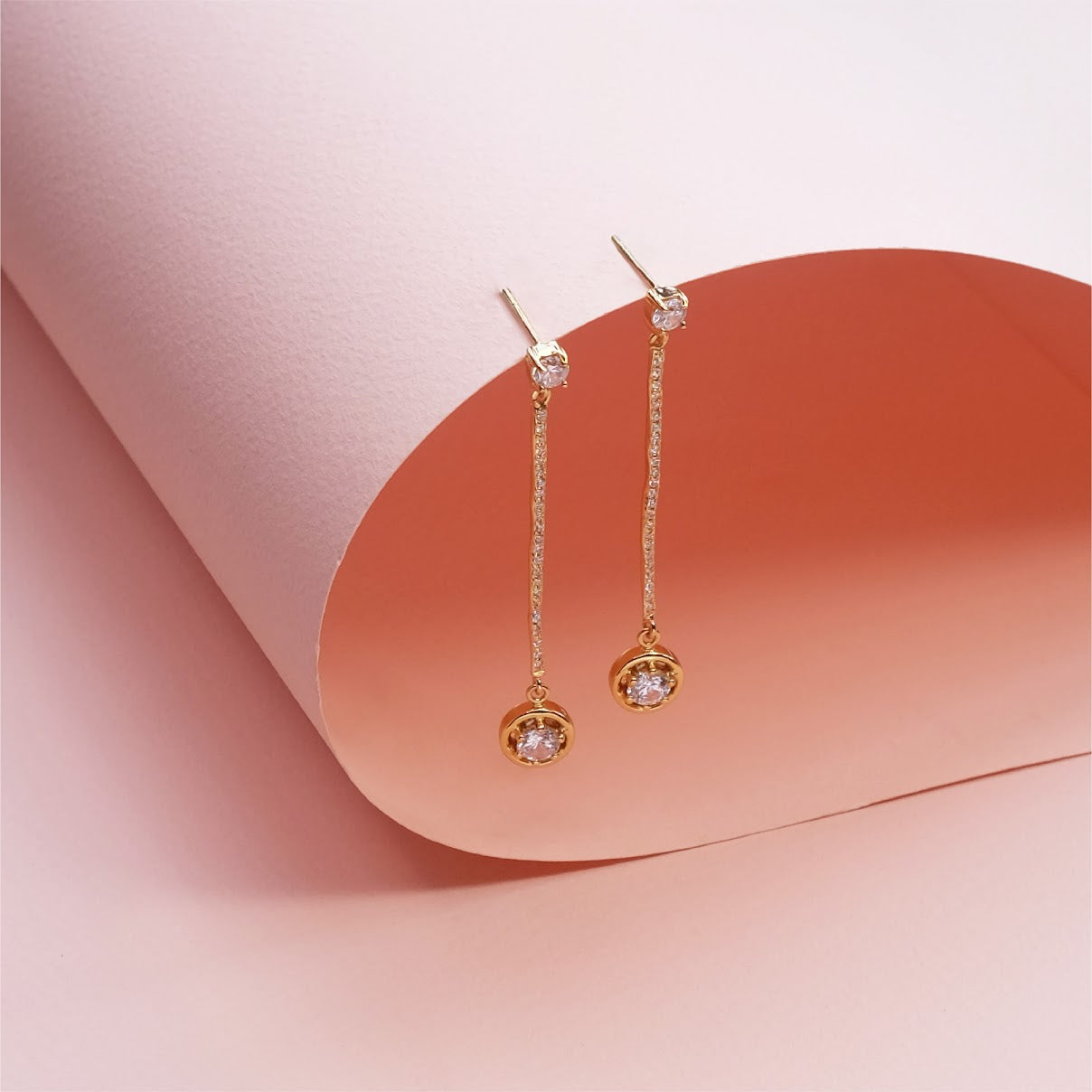 Long dangling earrings with crystal ER015