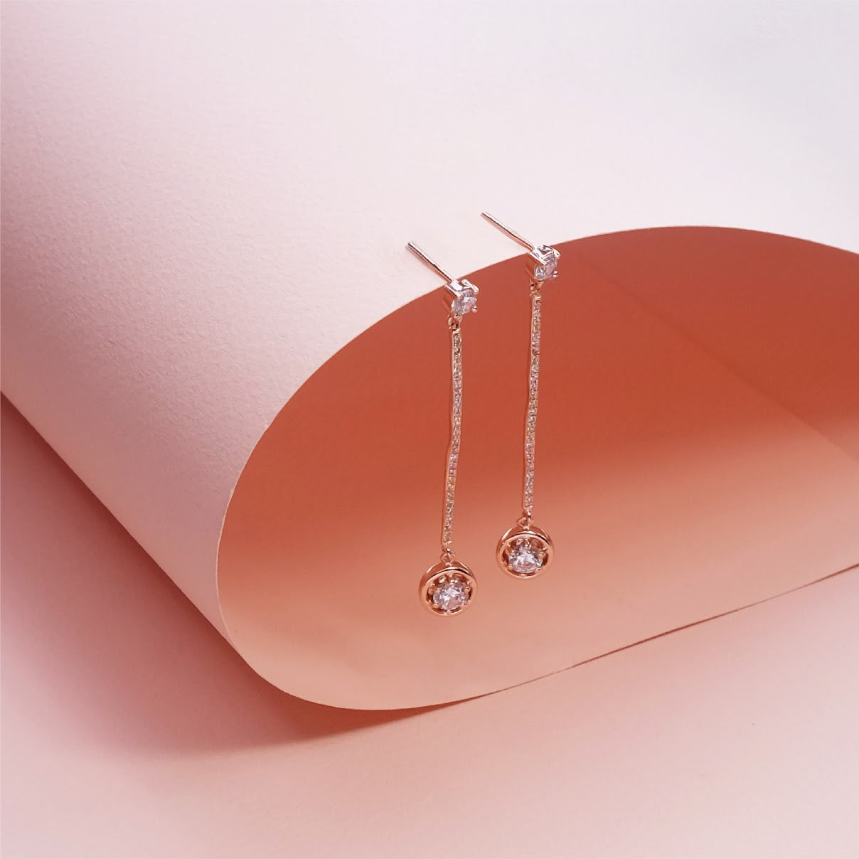 Long dangling earrings with crystal ER015