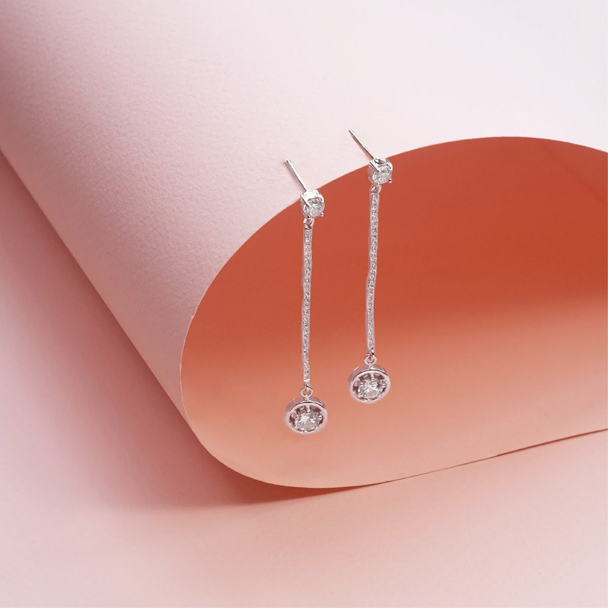 Long dangling earrings with crystal ER015