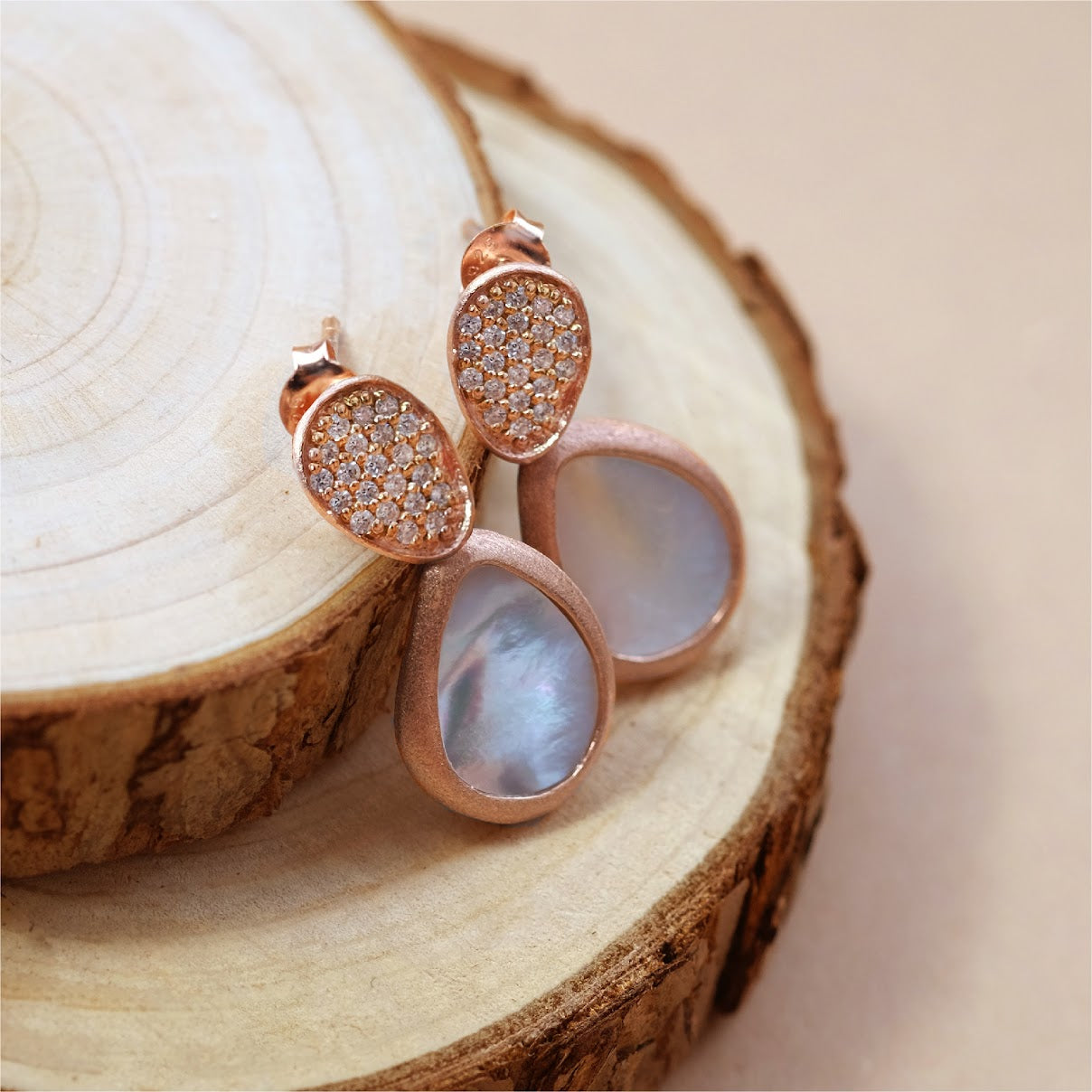 Stud earring with mother of pearl teardrop ER013