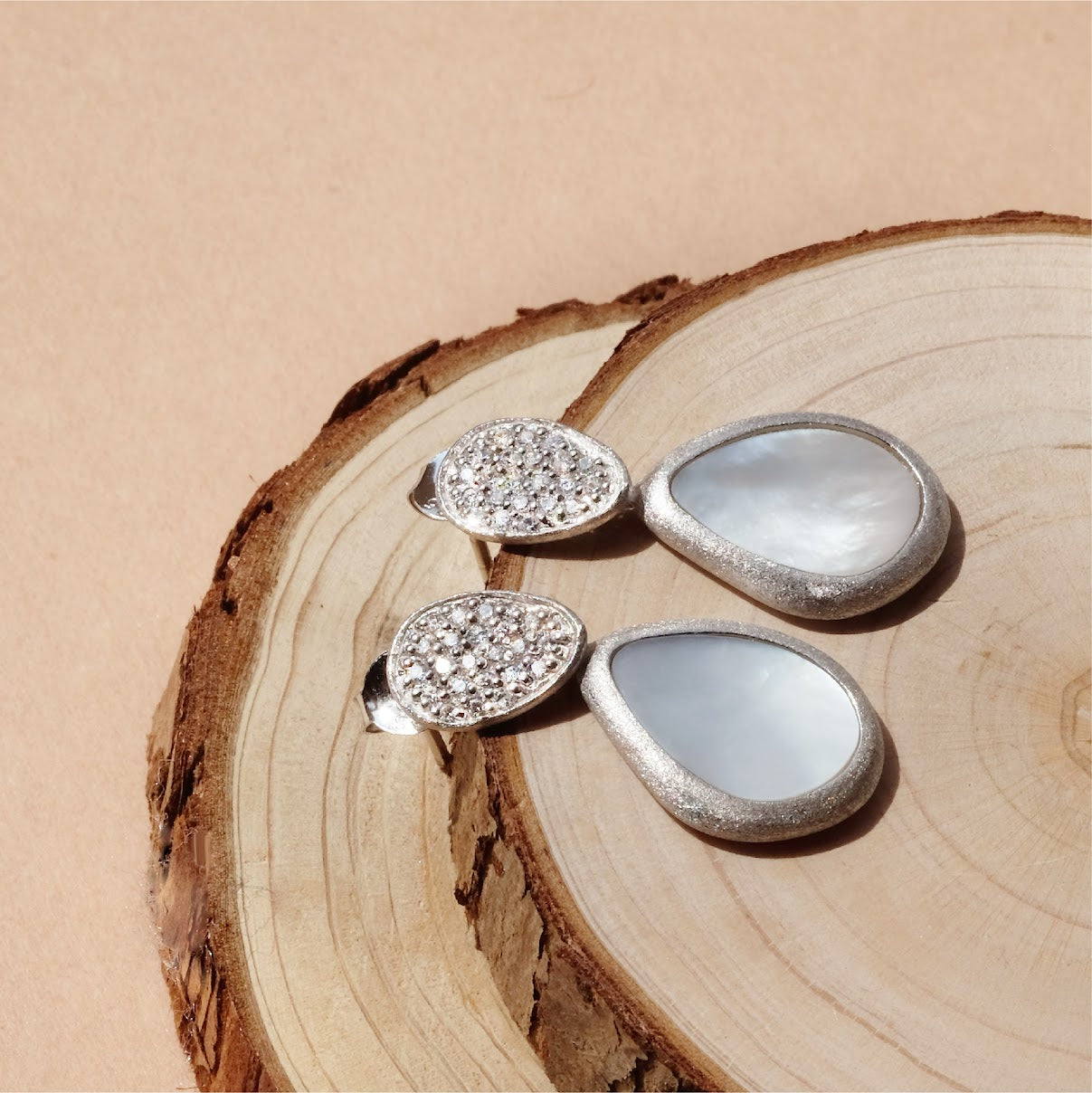 Stud earring with mother of pearl teardrop ER013