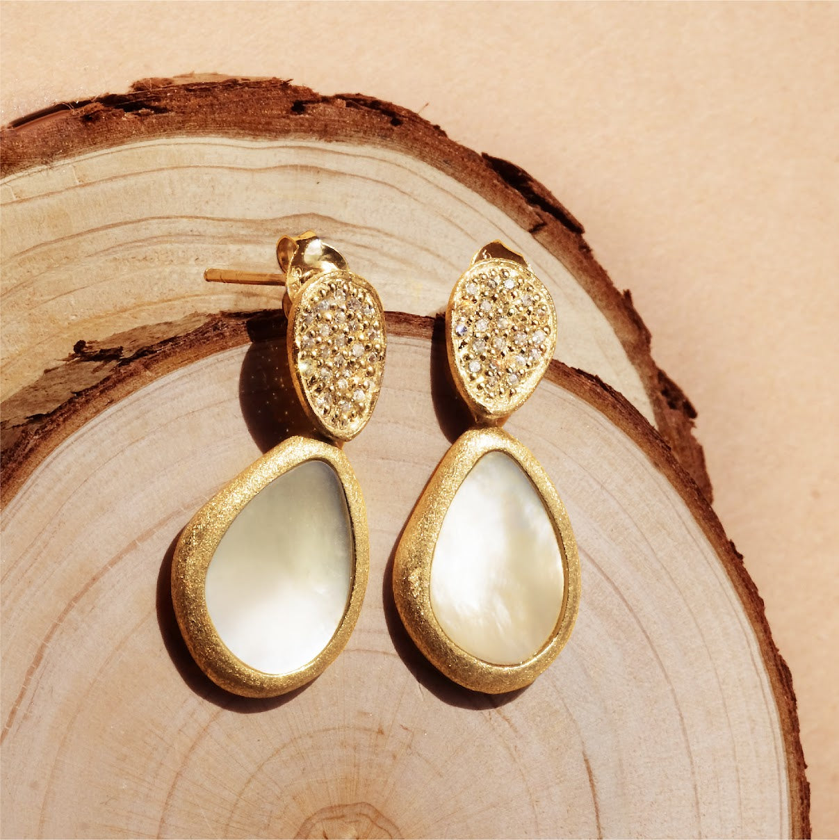 Stud earring with mother of pearl teardrop ER013