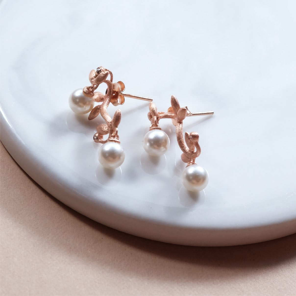 Stud earring with mother of pearl teardrop ER013
