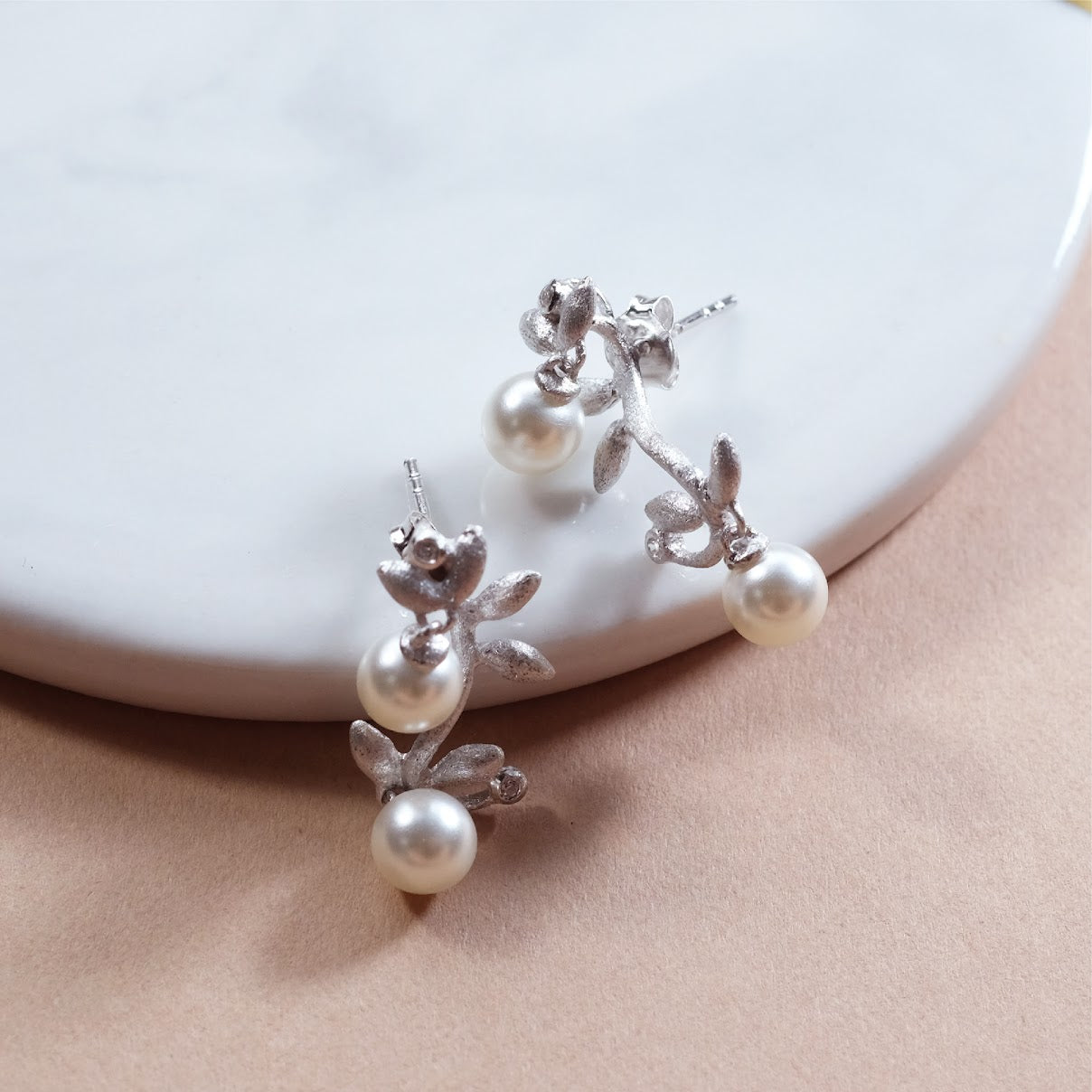 Stud earring with mother of pearl teardrop ER013