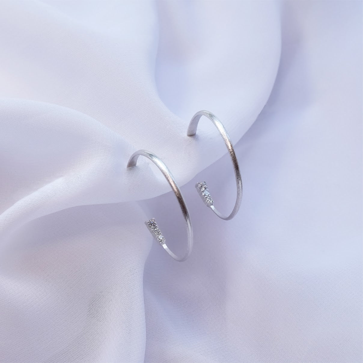 Half hoop earring with crystal ER002